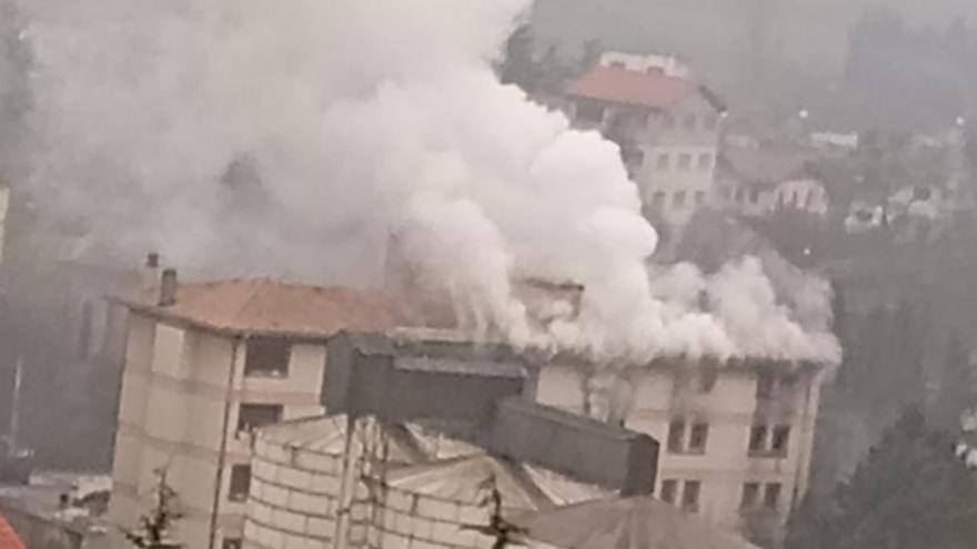 Un incendio obliga a desalojar la antigua ikastola Jaso en Pamplona
