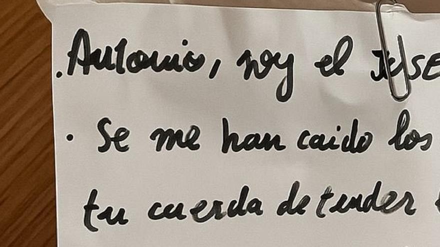 La nota que un vecino ha tenido que dejar a otro al caérsele algo tan sorprendente en su tendedero