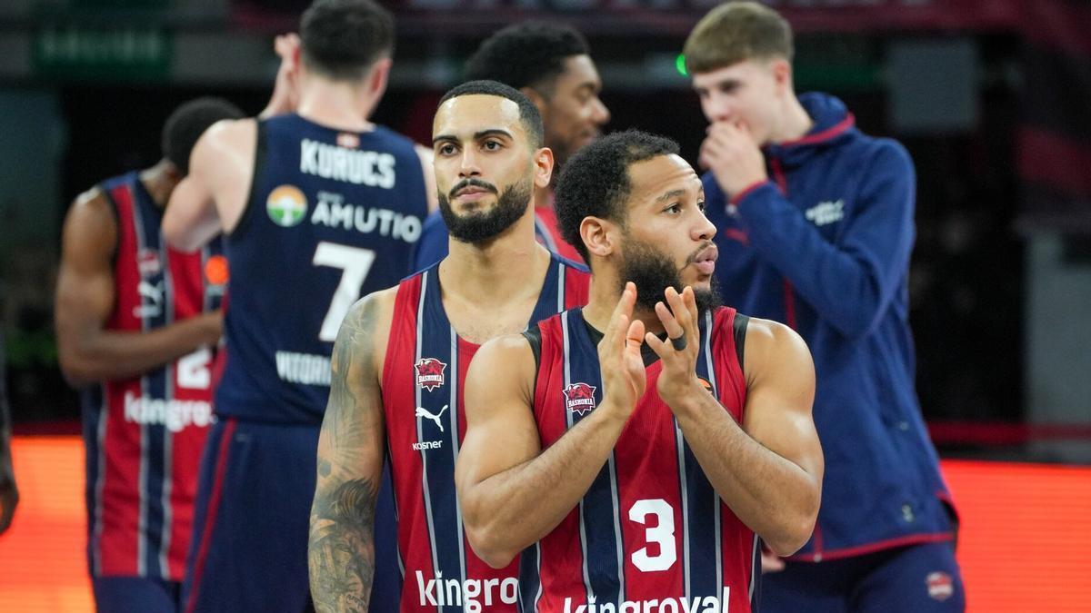 Nowell aplaude a la grada del Buesa Arena tras la victoria ante el Armani