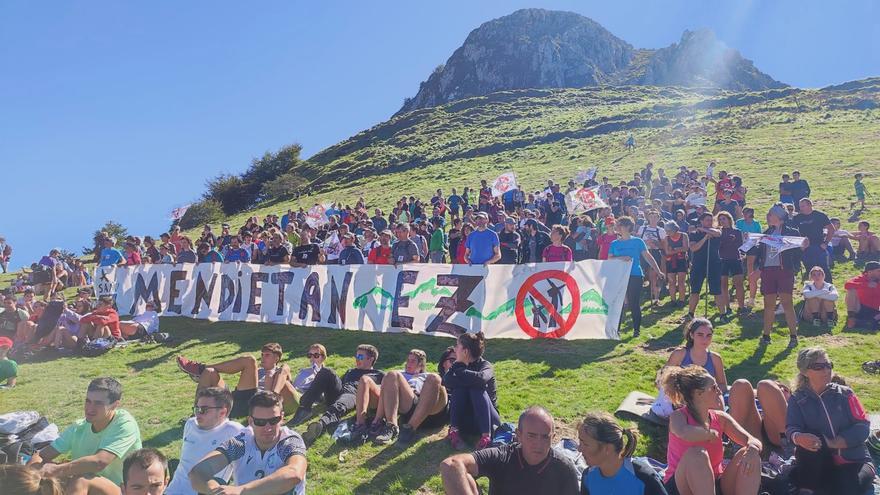 Concentración en Ernio para denunciar la amenaza de proyectos energéticos sobre montes y valles de Euskal Herria