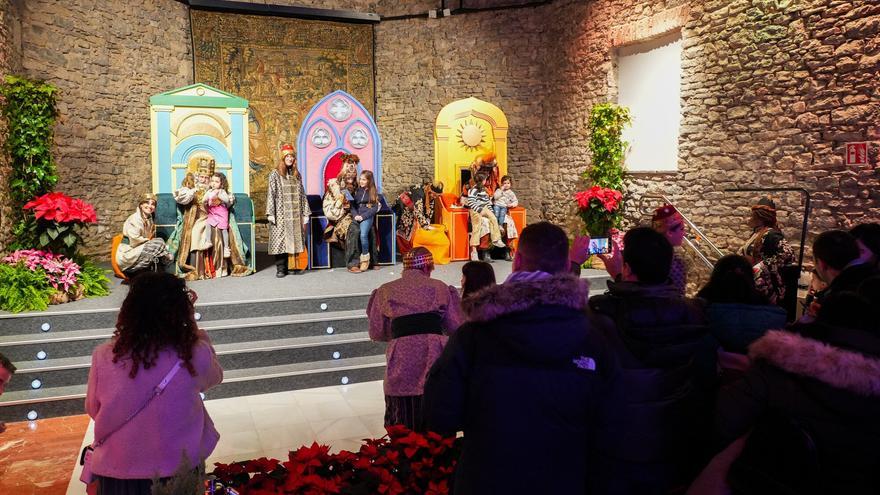 Los Reyes Magos llegan en tren a Vitoria y llenan de ilusión a miles de niños