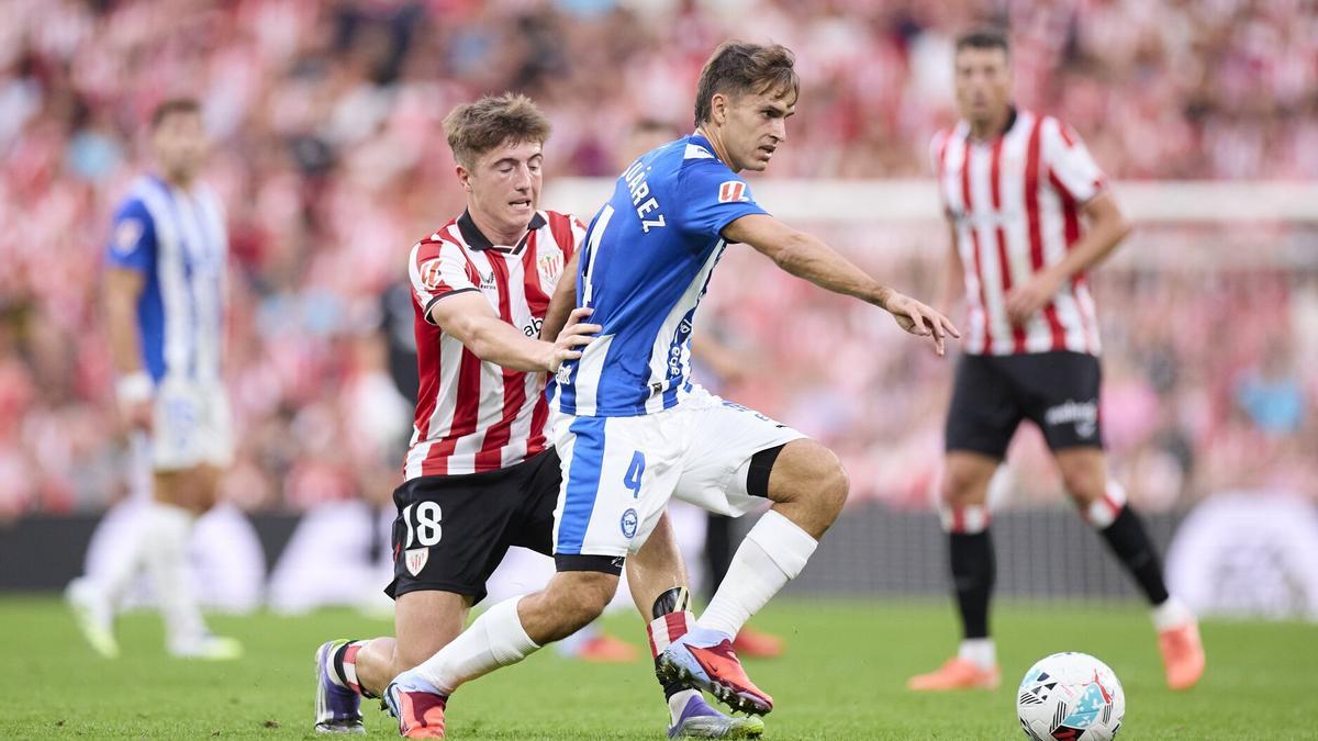 Denis Suárez intenta librarse de Jauregizar durante el derbi en San Mamés.