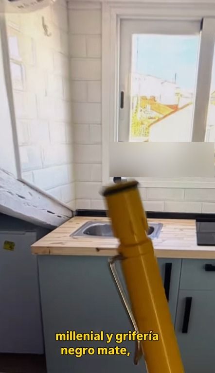 No hay extractor de humos, pero no importa: hay ventana junto a la cocina.
