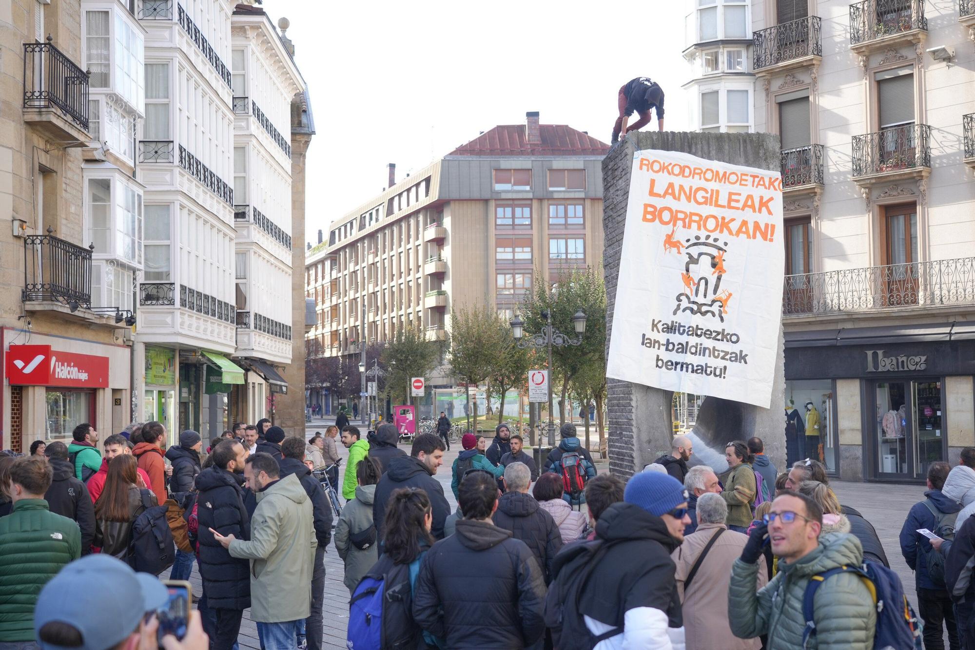 Los trabajadores de los rocódromos escalan 'La Mirada' para denunciar sus condiciones
