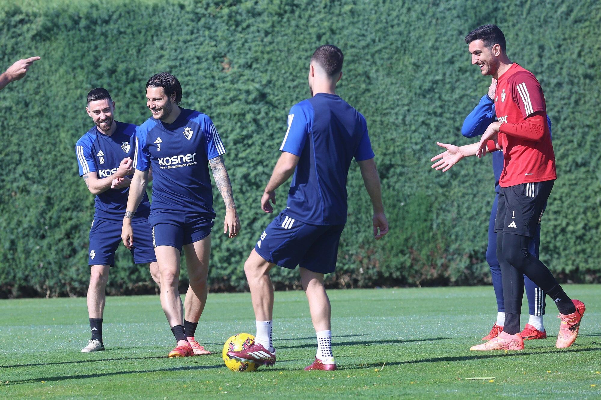 Osasuna se prepara para el Valencia: radiantes sonrisas en una calurosa mañana en Tajonar