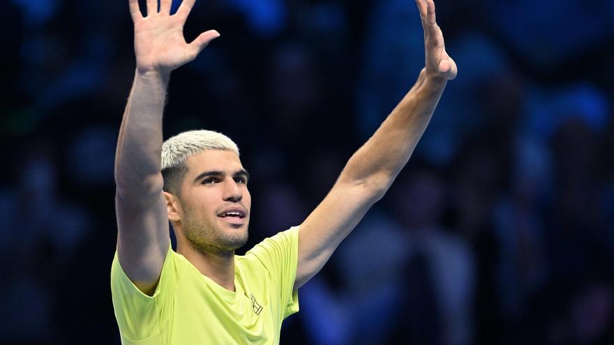 Alcaraz logra el primer punto en las Finales ATP