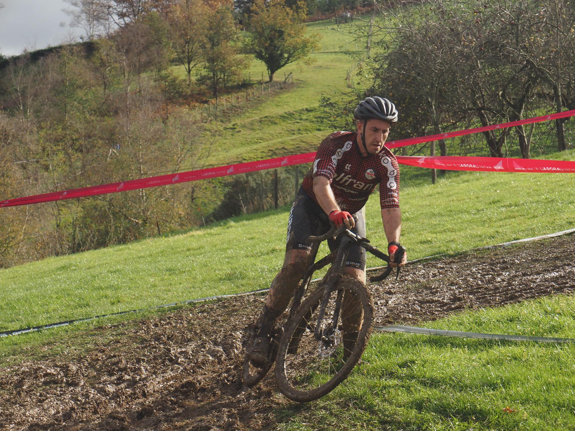 El barro se sumó al espectáculo de ciclocross en Elgoibar