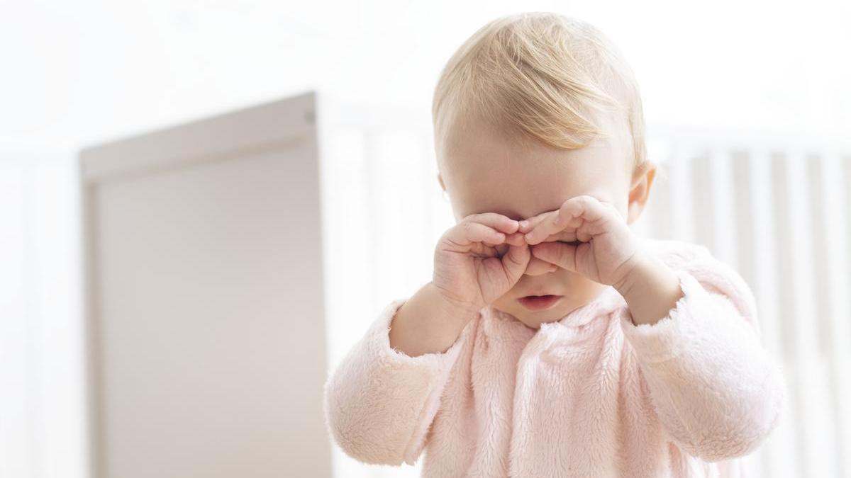 Visión borrosa, dolor, fotosensibilidad  y enrojecimiento son algunos síntomas.