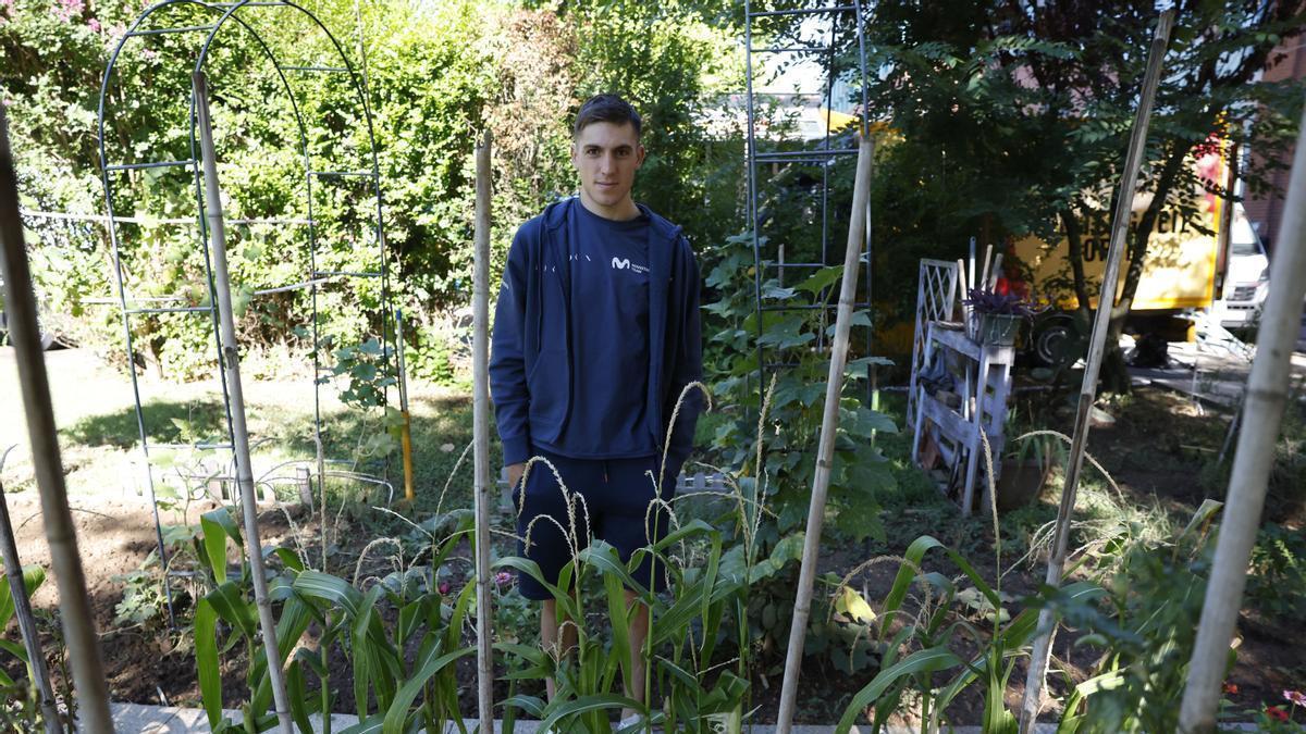 Pablo Castrillo en un jardin en Turín previo a la primera etapa de la Vuelta 2025.
