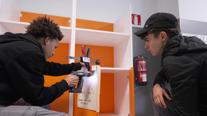 Alumnos del CI Donibane diseñan y fabrican los nuevos muebles del colegio Bernart Etxepare