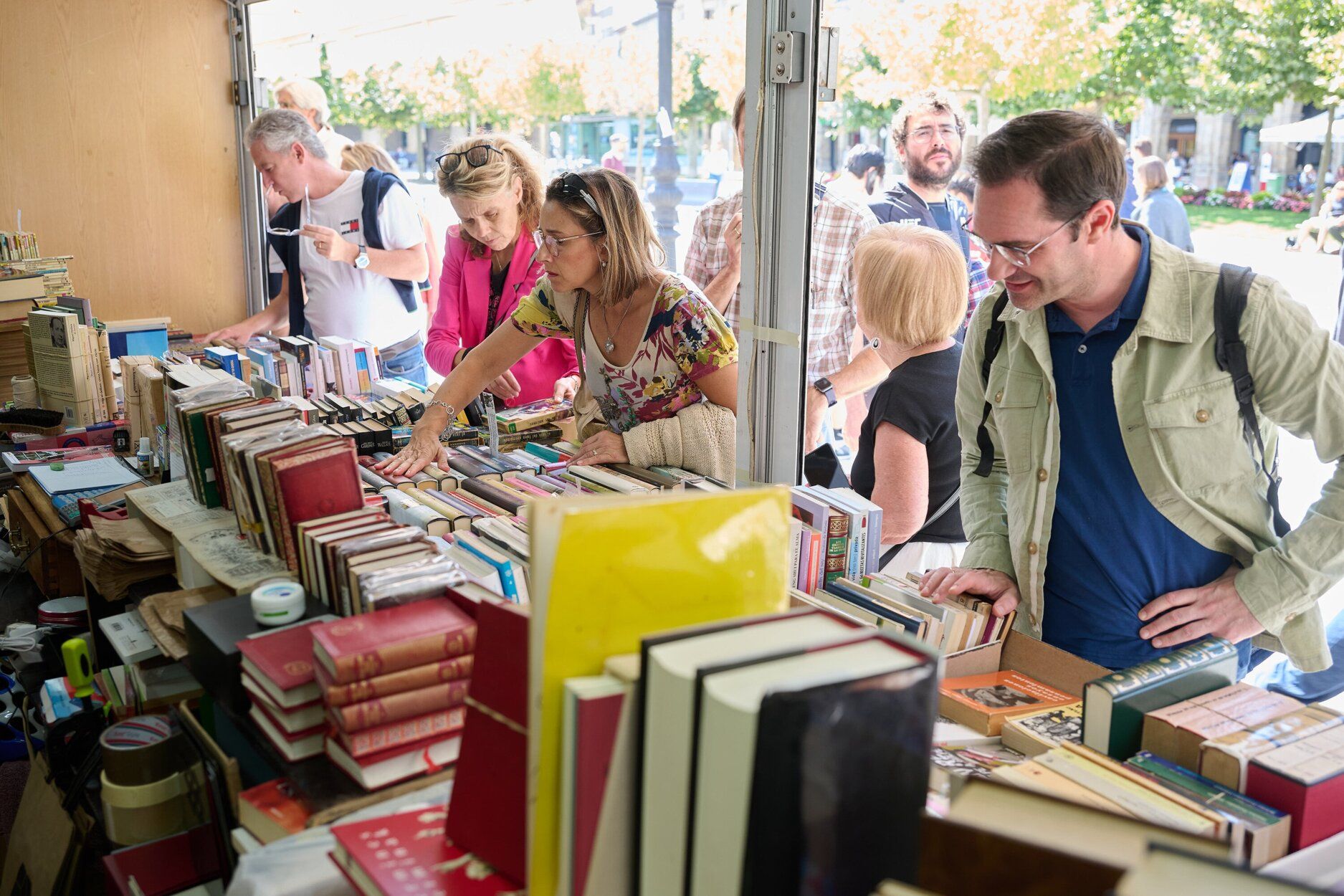 La historia de Navarra triunfa en la Feria del Libro Antiguo