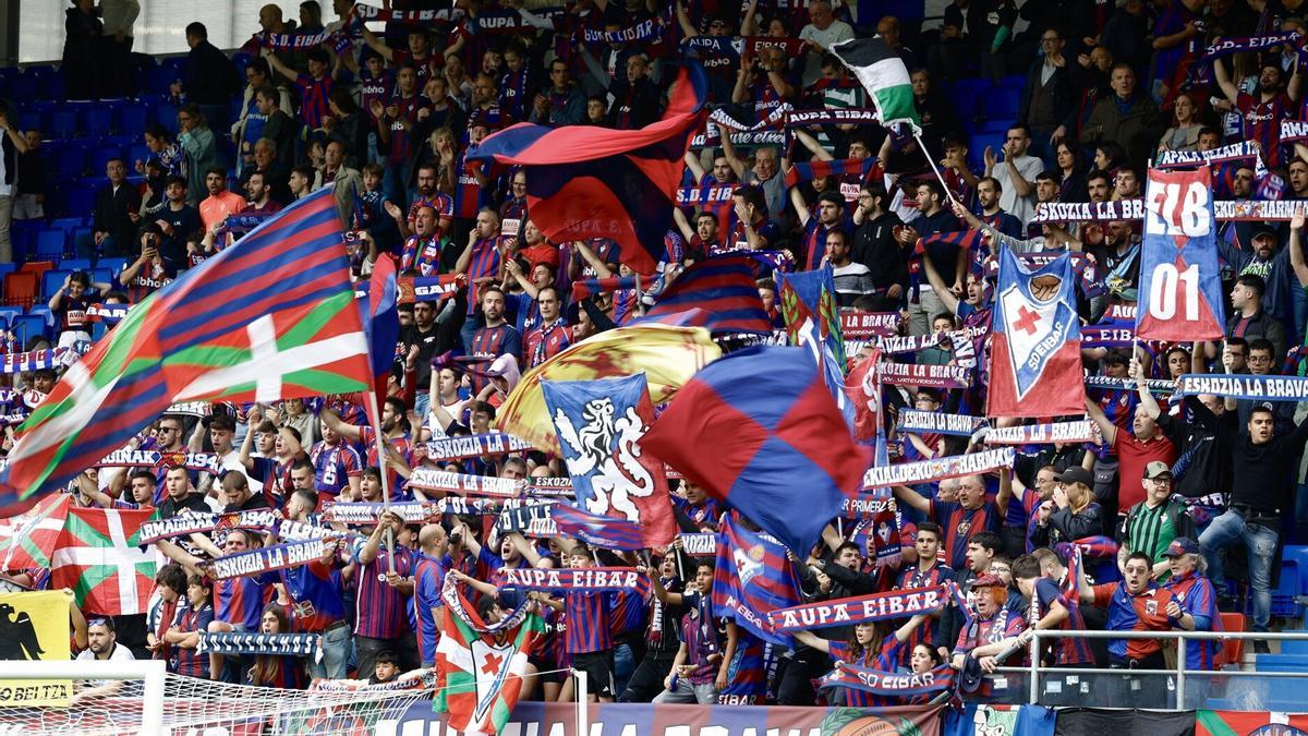 La peña Eskozia La Brava durante el Eibar - Oviedo de la jornada 42.