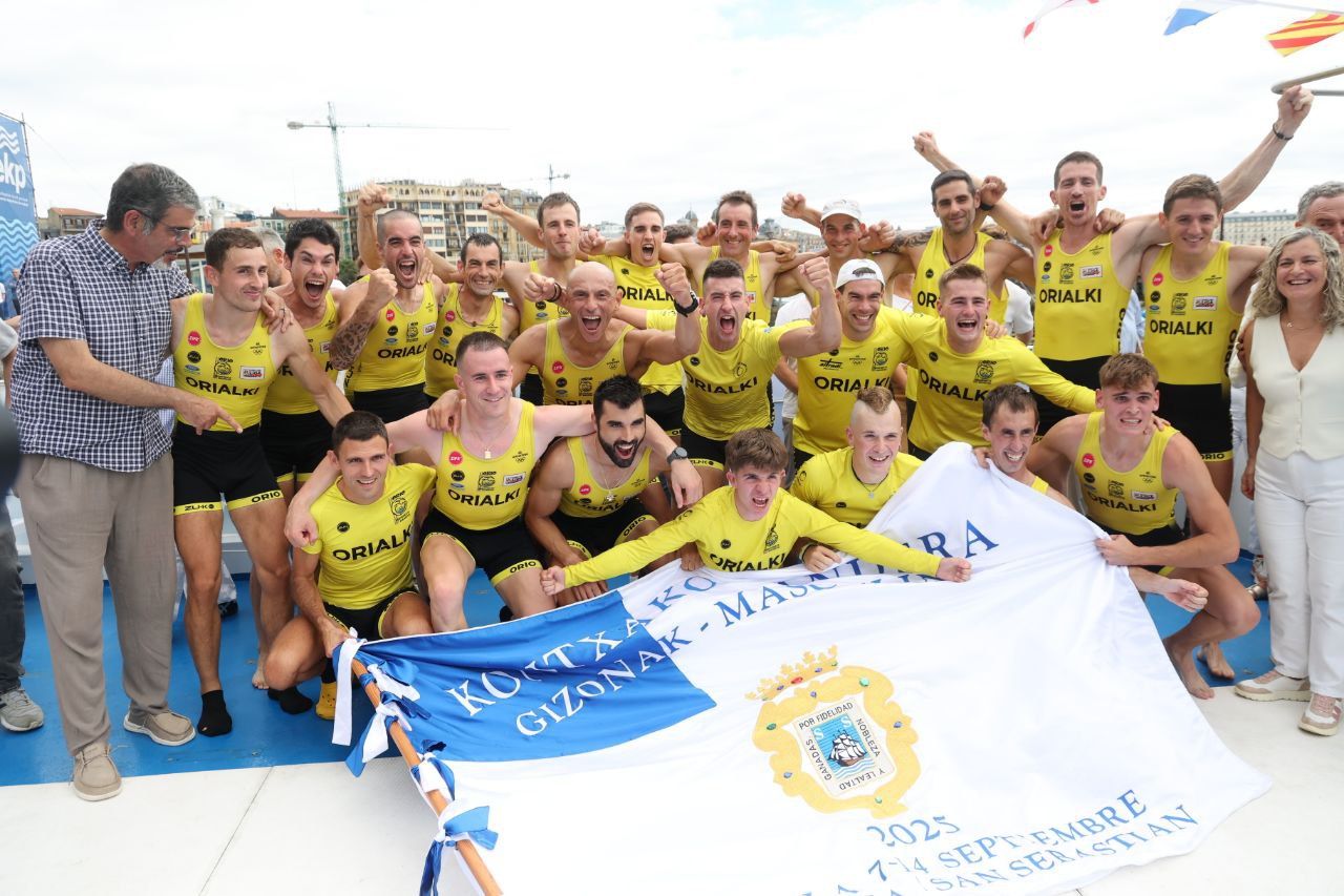 Donostia Arraun Lagunak y Orio celebran el triunfo en la Bandera de la Concha