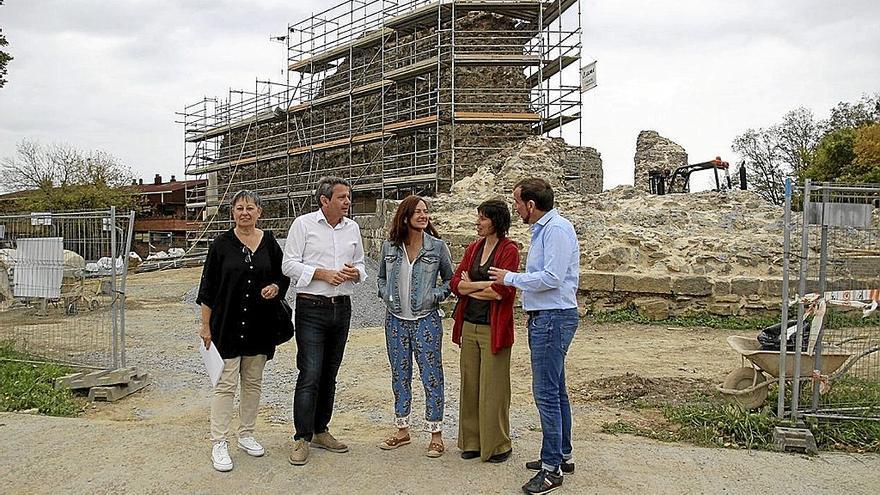 Organizadores de los paseos teatralizados, junto al alcalde Santano, ayer en Gazteluzahar.  | FOTO: N.G.