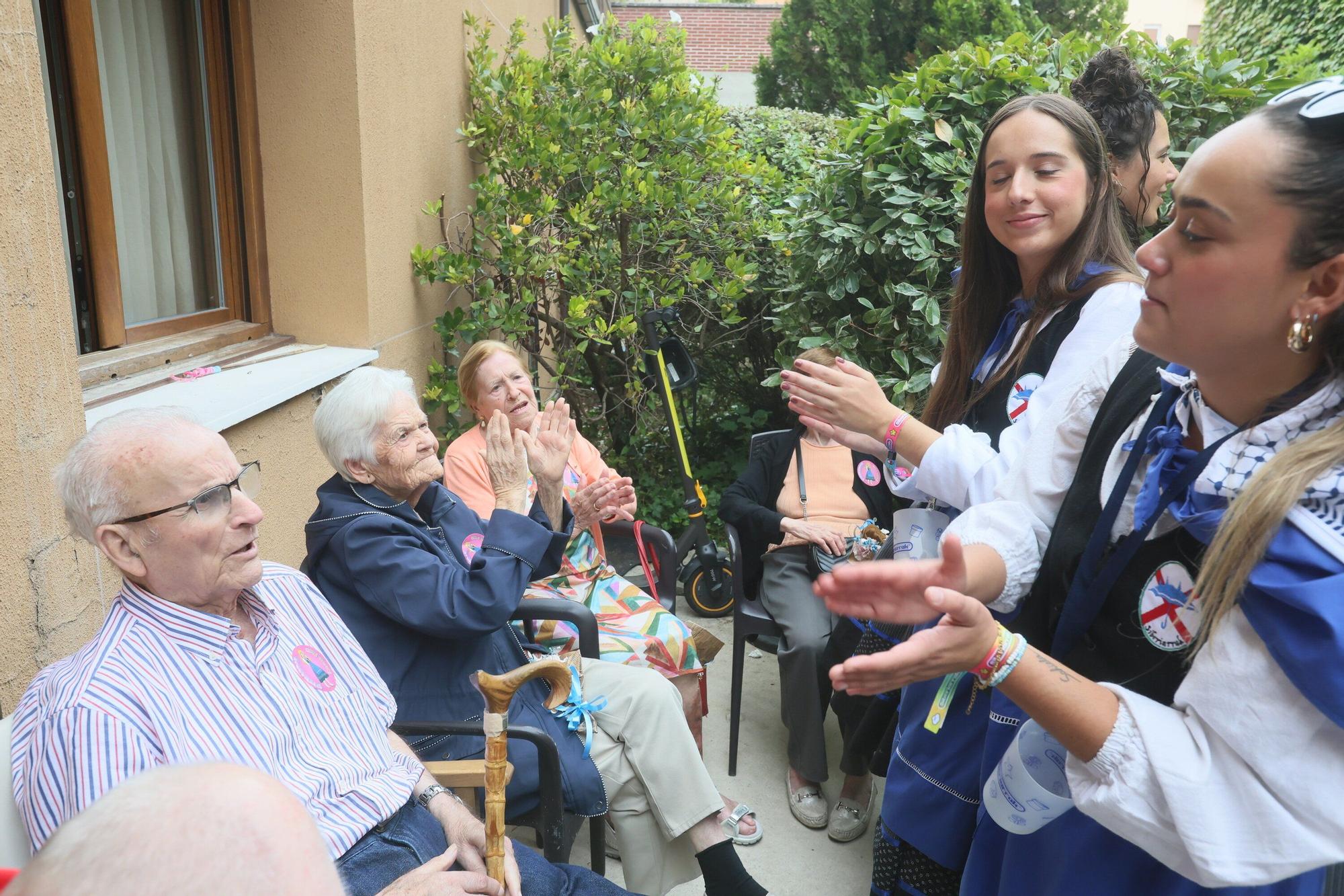 En imágenes: Siberiarrak lleva la fiesta a la residencia de ancianos Albertia Campos