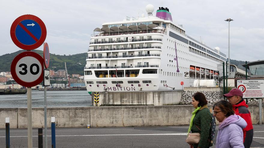 En imágenes: El crucero 'Ambition', afectado por un brote de gastroenteritis grave, llega a Getxo
