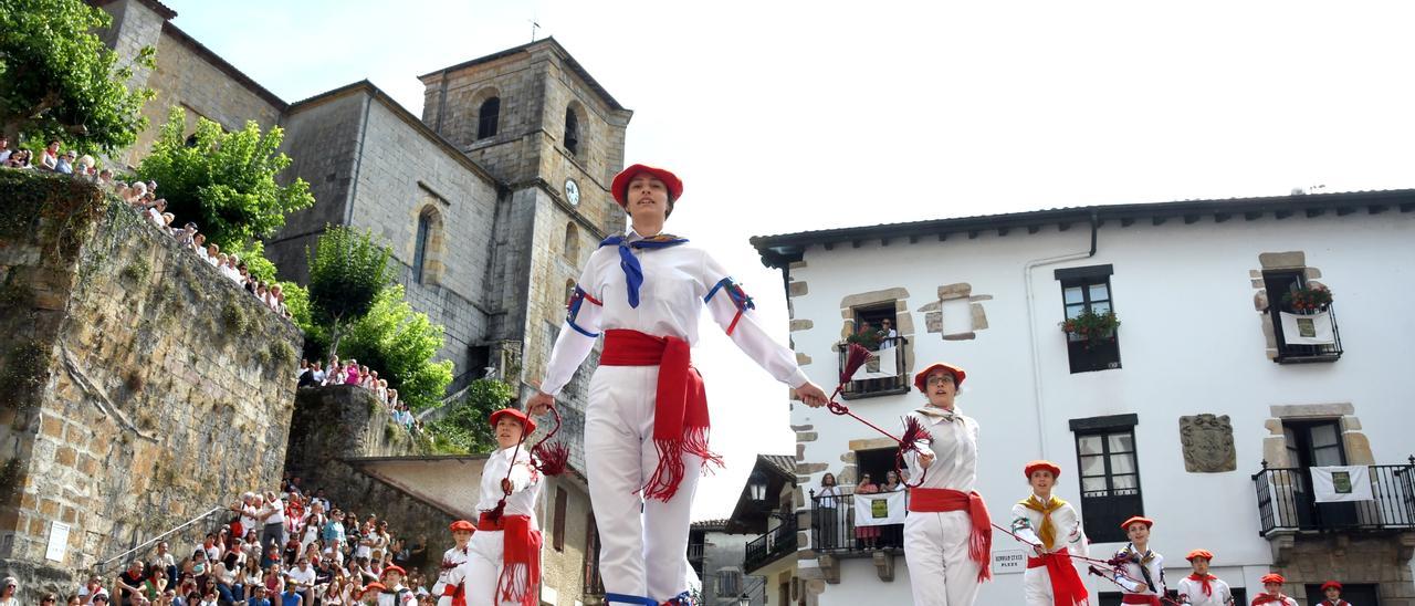 Bera celebra su día grande a ritmo de dantzas