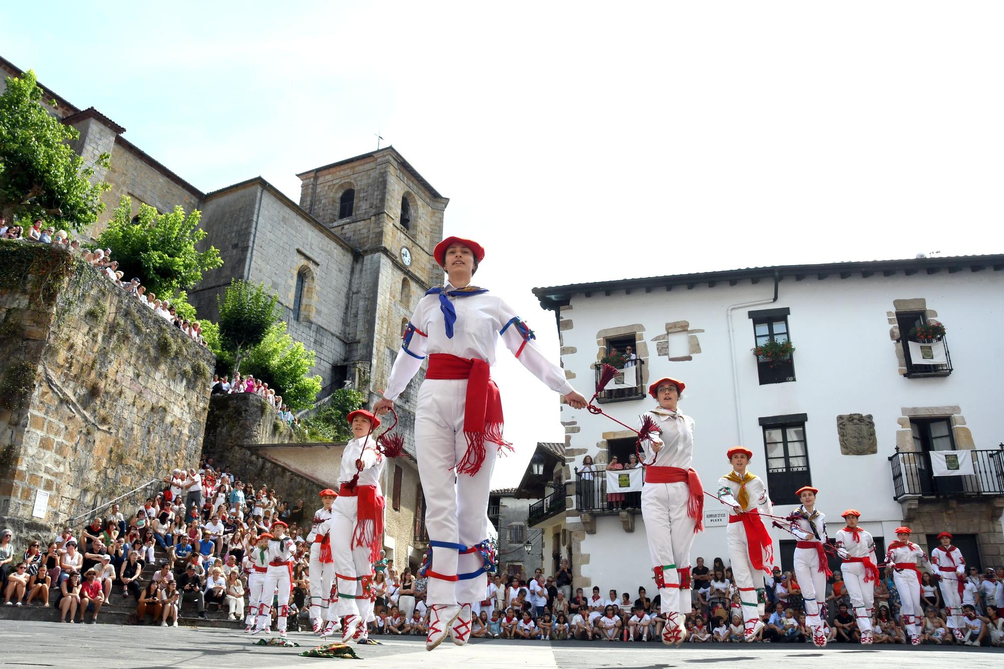 Bera celebra su día grande a ritmo de dantzas
