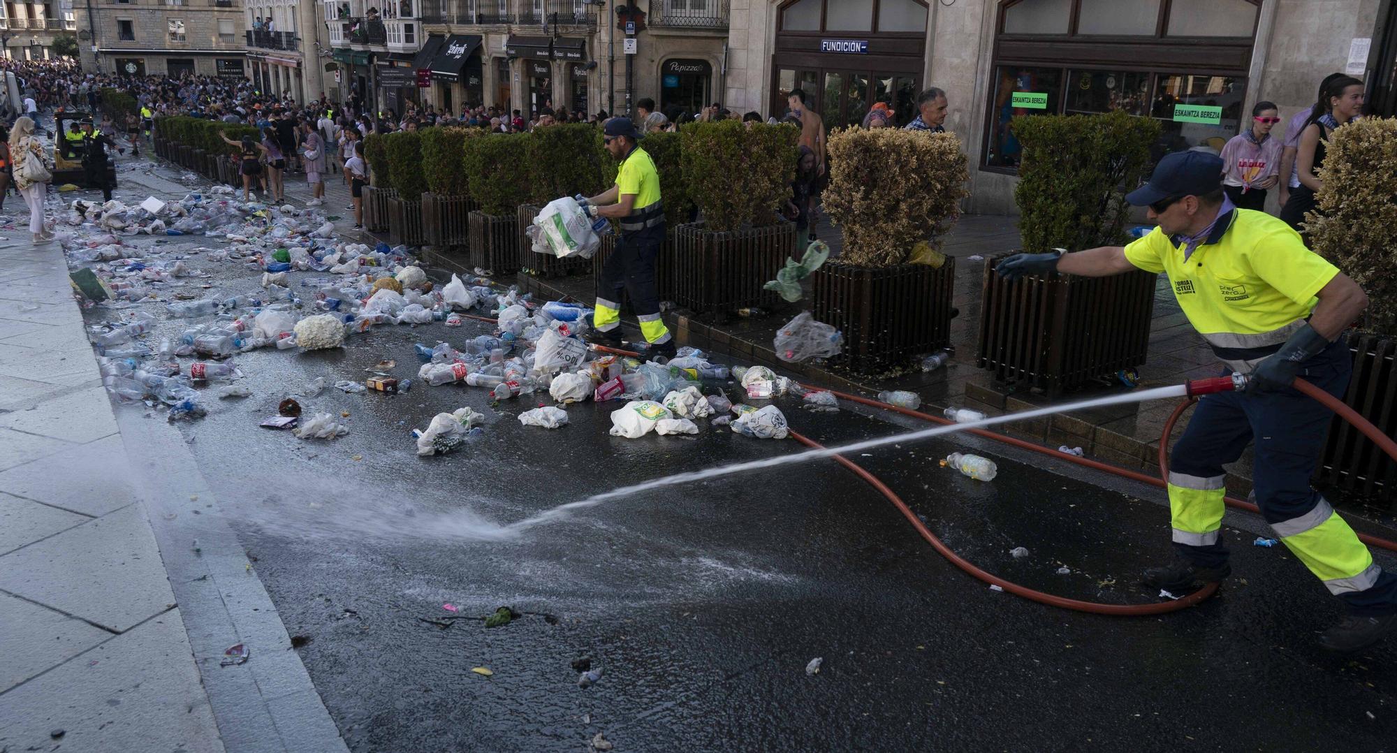 En imágenes: Los servicios de limpieza retiran la basura del txupinazo