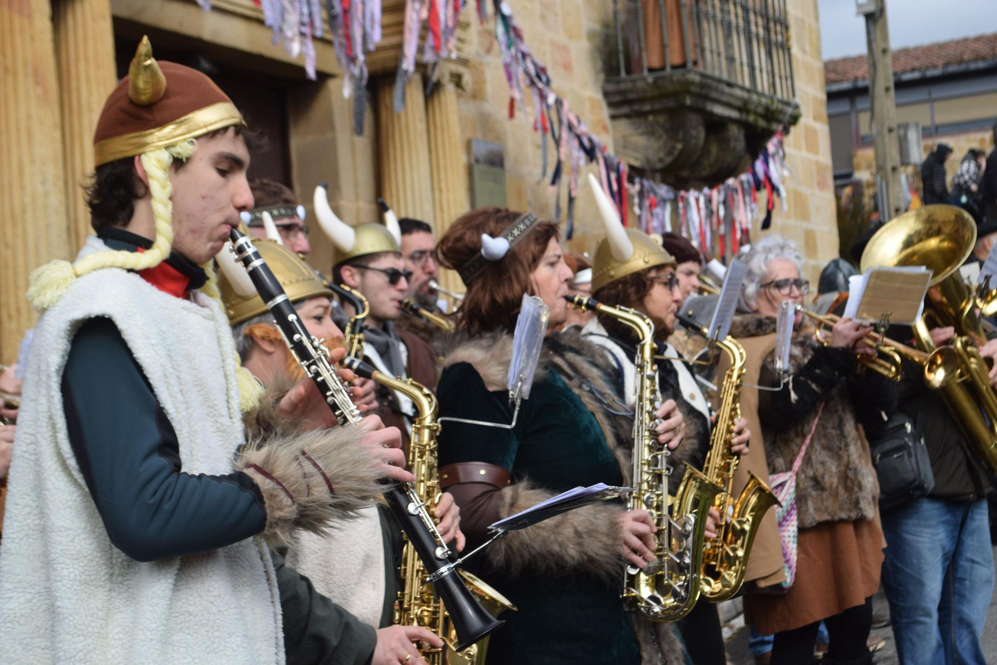 La música ha animado en Agurain a participar en el desfile por las principales calles del Casco Histórico