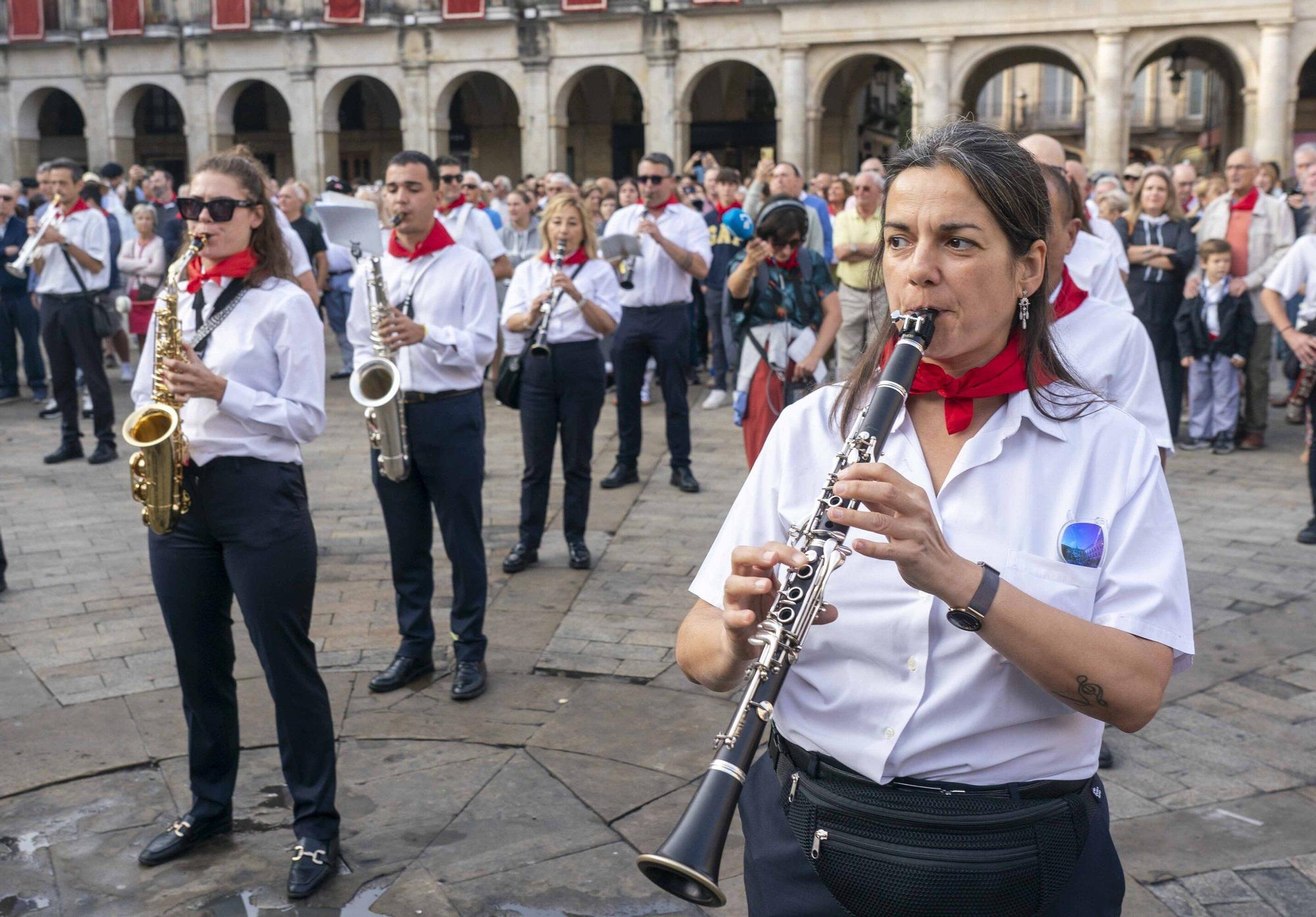 En imágenes: Las dianas llaman a la fiesta en la Plaza Nueva