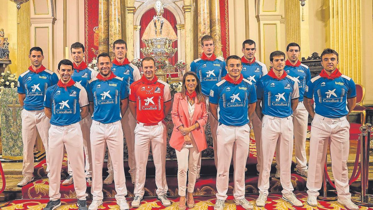 Los doce pelotaris que participarán en el Torneo San Fermín e Isabel Moreno, de CaixaBank, en la Capilla de San Fermín en la Iglesia de San Lorenzo de Iruñea.  | FOTO: OSKAR MONTERO