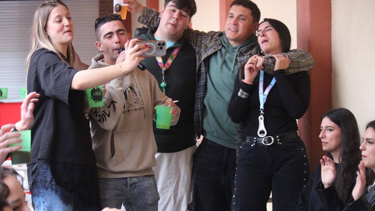 Un grupo de jóvenes durante el Karaoke.