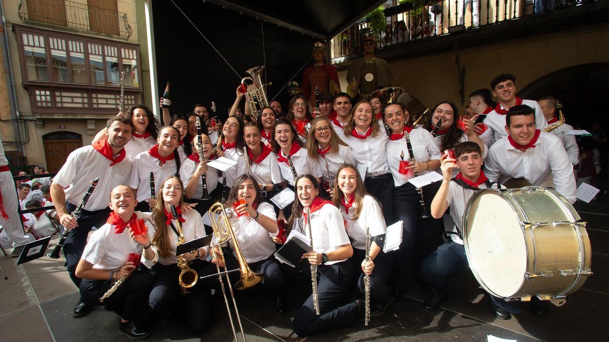 La Banda de Música amenizó el momento del cohete.