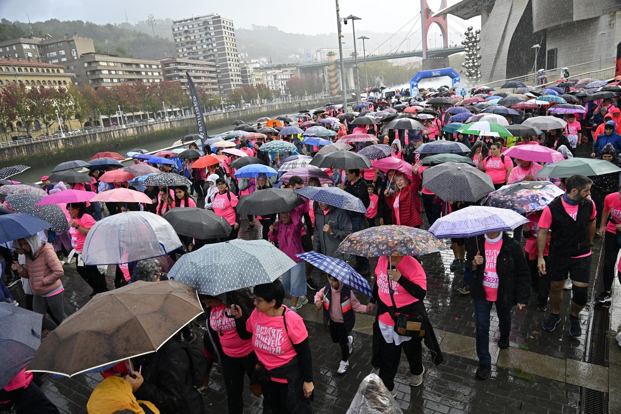 En imágenes: los paraguas tiñen la marea rosa de Bilbao