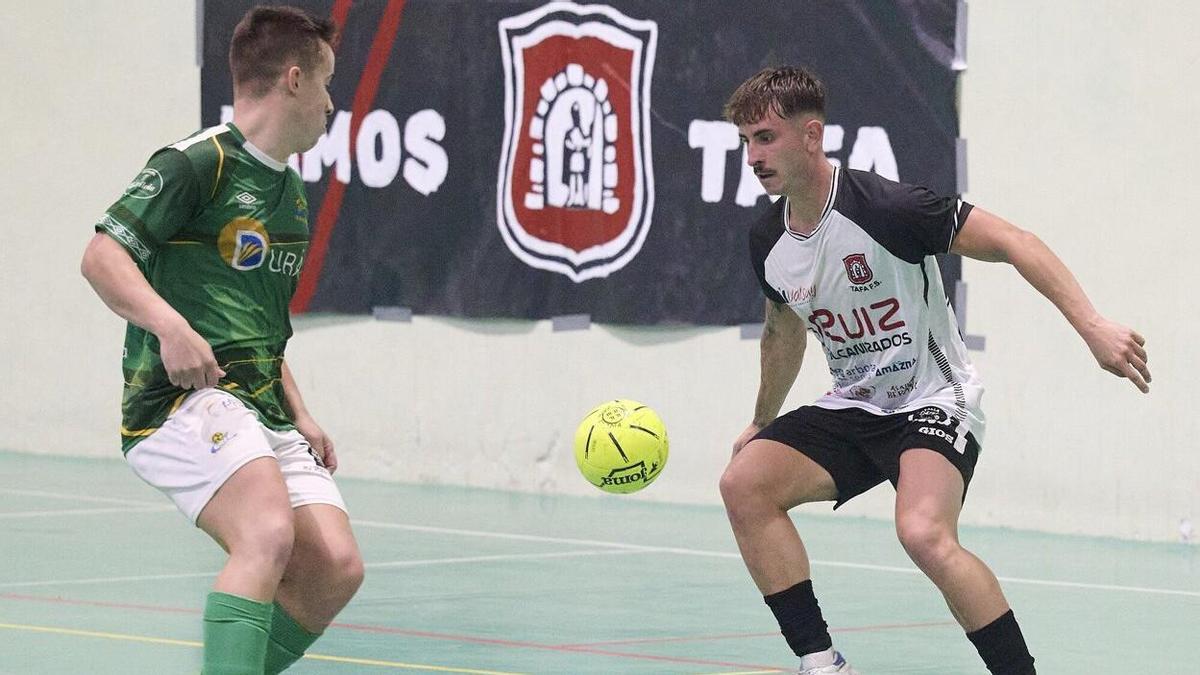Uge, en una acción del partido de vuelta de la final de la promoción de ascenso a Segunda División de fútbol sala ante el Albense.