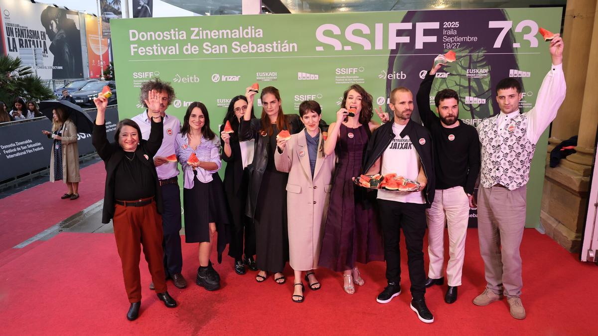 Gorostidi (en el centro) y el equipo de su película, comiendo sandía en claro apoyo a Palestina.