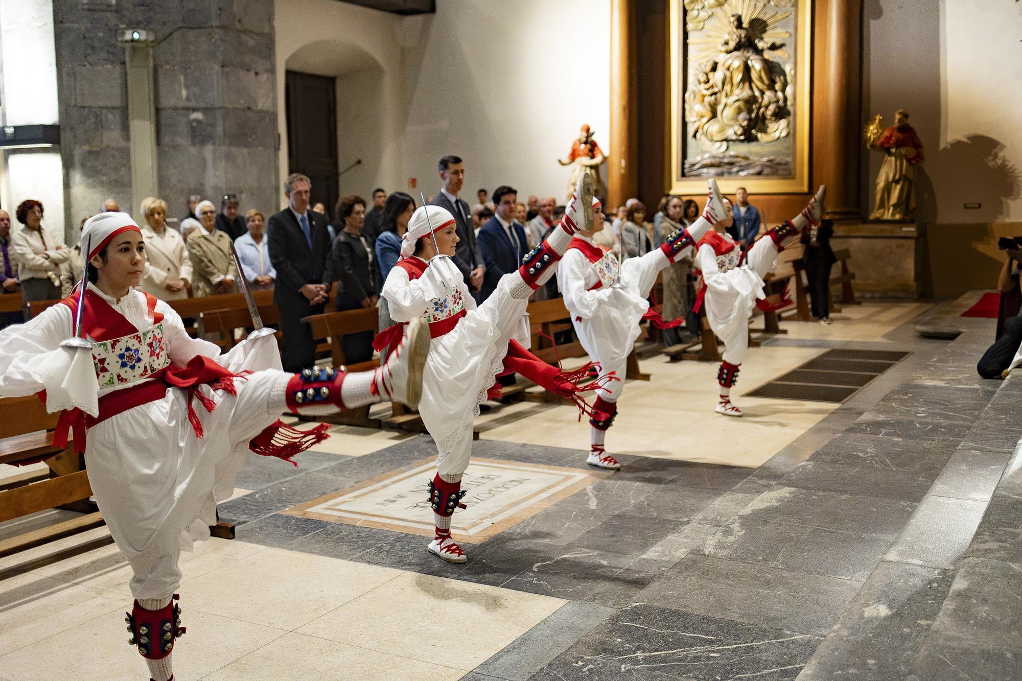 Elgoibar baila al ritmo de las espadas de la celebración de la Virgen del Rosario