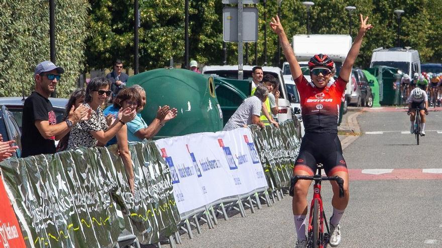 Naya Mangas se lleva la segunda etapa de la Vuelta a Pamplona femenina