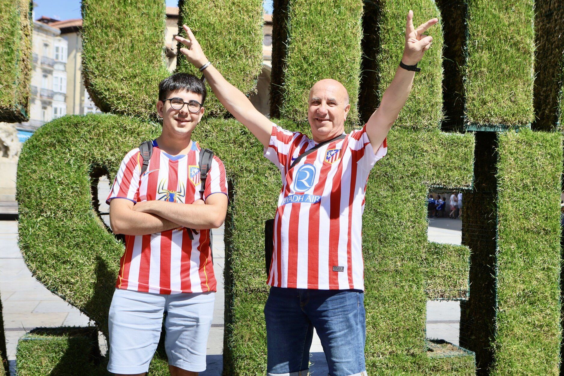 En imágenes: las aficiones de Alavés y Atlético se dejan notar en Vitoria