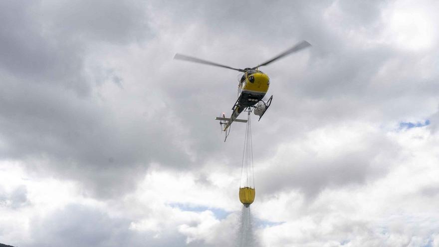 Un incendio en el puerto de Etxauri moviliza a bomberos y dos helicópteros