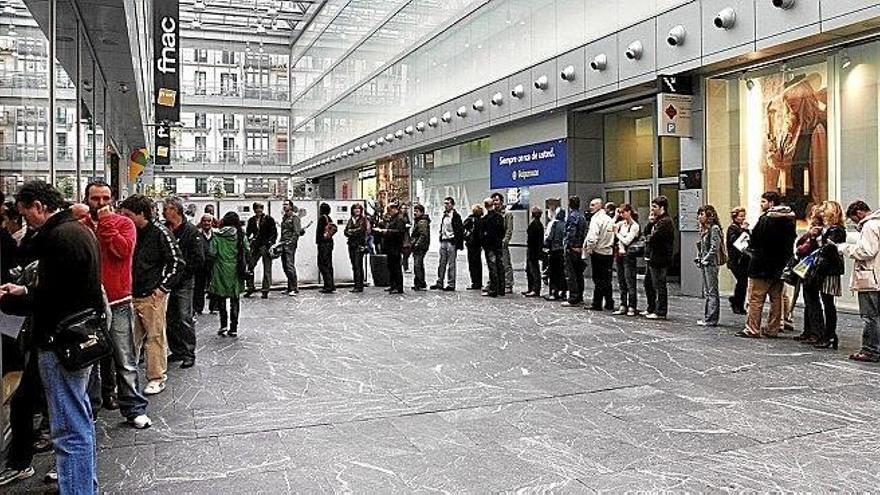 La imagen de filas de personas esperando a comprar una entrada, como en la imagen, es cada vez más inusual dada la era digital que manda.