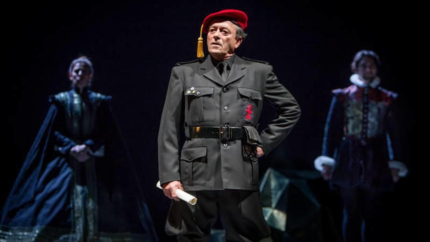 El montaje ideado por Carme Portaceli juega con los saltos temporales; en la imagen, Helio Pedregal vestido de falangista.