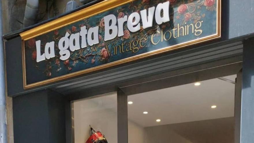 Ropa vintage y de segunda mano al 30% de descuento por el cierre de una tienda en Pamplona