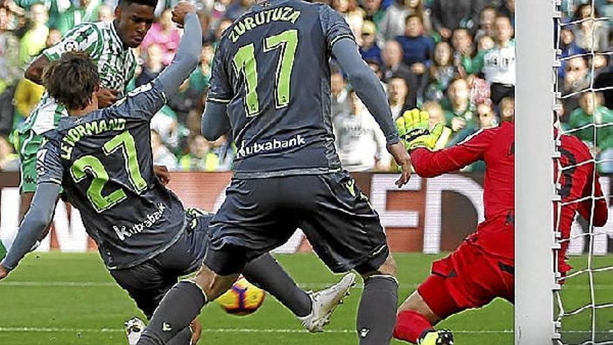 Junior Firpo anota el único gol del partido, en la visita realista al Villamarín el pasado curso.