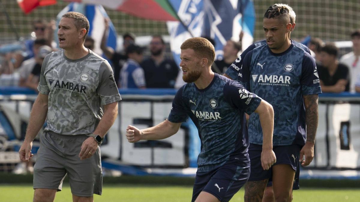 Mariano, pensativo en un entrenamiento con el Alavés junto a Carlos Vicente