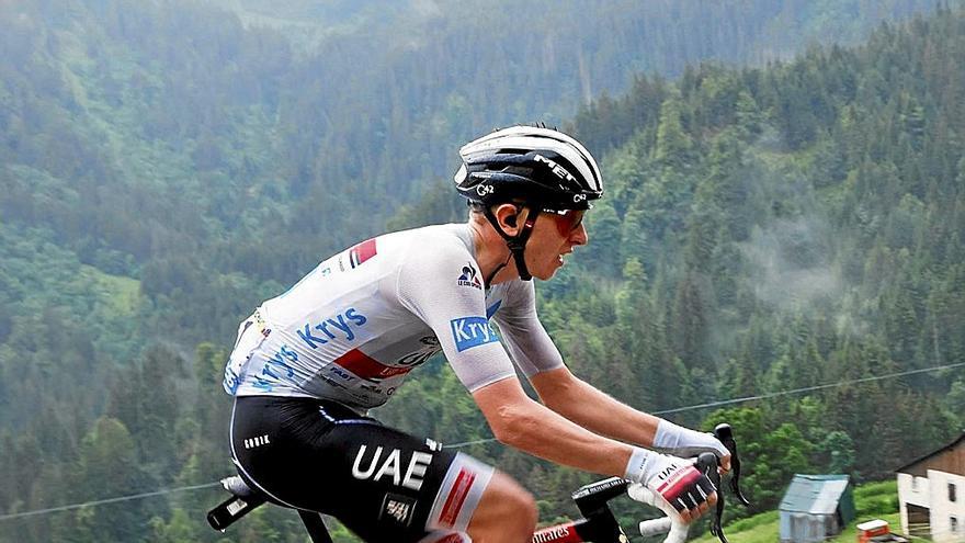 Pogacar, en el ataque que derrotó a todos camino de Le Grand-Bornand  en el pasado Tour.  | FOTO: AFP