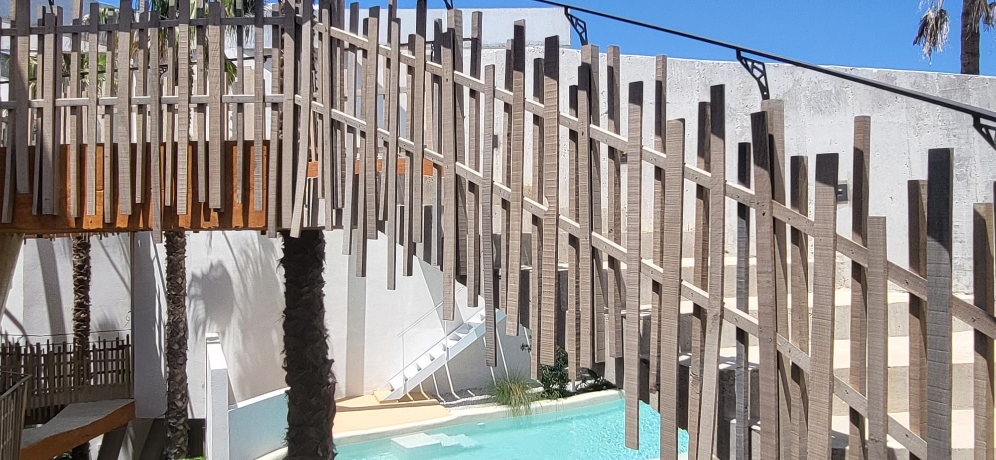 Lo rompedora piscina Mediterranean Sea, diseñada por una constructora donostiarra, para un hotel en Menorca