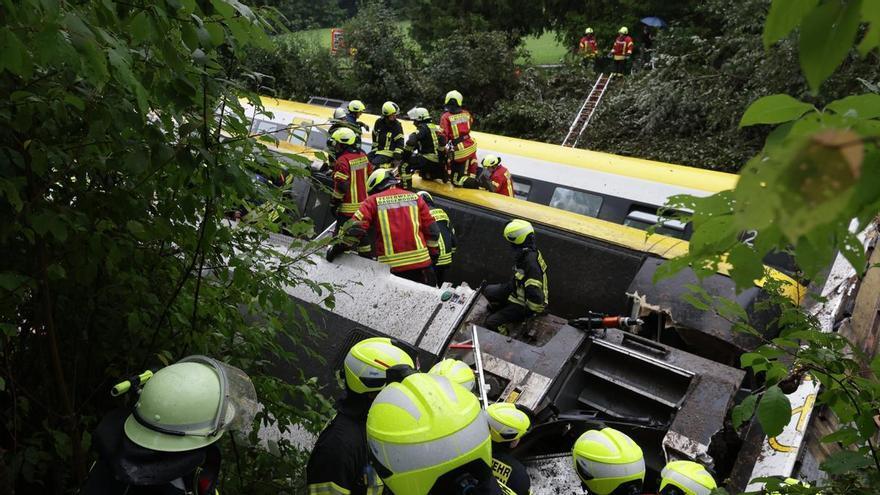 Al menos tres muertos y decenas de heridos al descarrilar un tren de pasajeros en el sur de Alemania