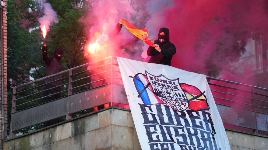 La Policía Nacional arresta en Vitoria a cinco personas por intentar agredir a un joven con la camiseta de España