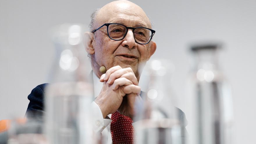 El juez atribuye a Montoro un &quot;rol nuclear&quot;: abusó de su poder para beneficiar a la trama