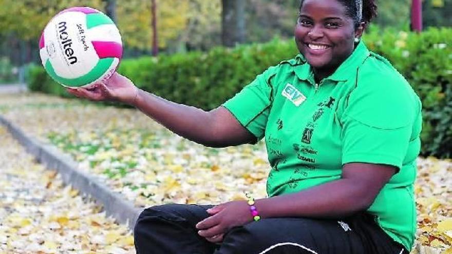 Francia Jackson, posando en las instalaciones de la Universidad de Navarra, donde entrena.