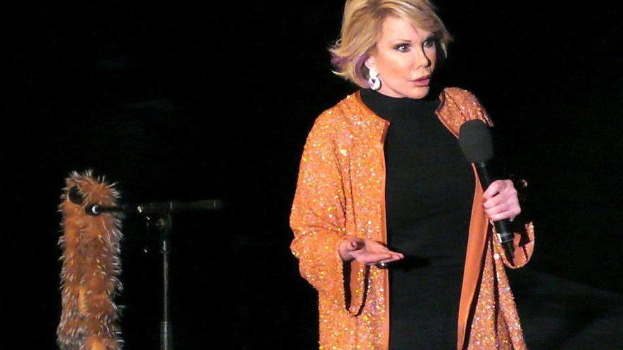 El médico de Joan Rivers, investigado por hacerse un &#039;selfie&#039; con la presentadora anestesiada