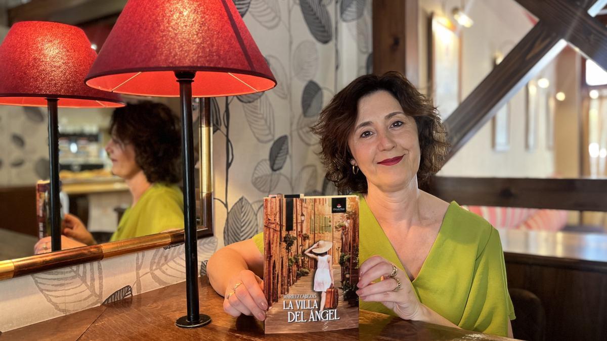 Mariluz Cabezas con su primera novela, 'La villa del ángel' Mariluz Cabezas con su primera novela, 'La villa del ángel'