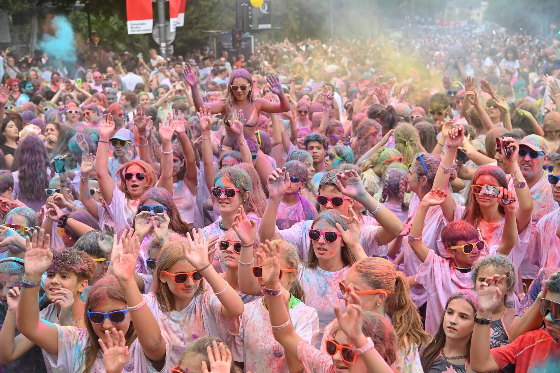 La Holi Fest empapa de color el Boulevard