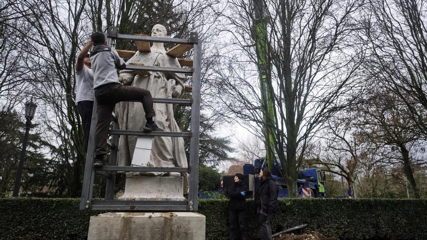 EN FOTOS | Colocación de las primeras estatuas de los reyes en la Taconera
